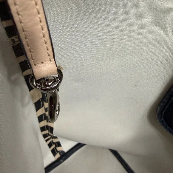 ๐ค SOLD ๐ค Coach Zebra Stripe Tote in Black and Cream - Picture 7 of 10